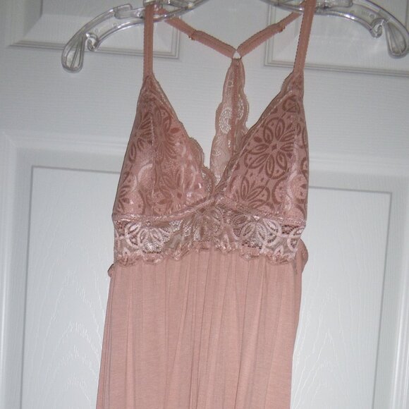 Daisy Fuentes- Salmon Color lingerie - Picture 1 of 6